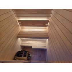 Indvendig træbeklædning og bænke i to niveauer i CUBE MINI sauna