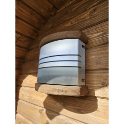 Stemningsfuld LED-belysning under saunabænke og udvendig lampe ved døren
