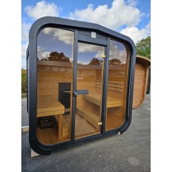 Udendørs kubesauna 160 cm i sort finish med hel glasfront i bronzetonet hærdet glas