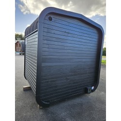 Udendørs kubesauna 160 cm i sort finish med hel glasfront i bronzetonet hærdet glas
