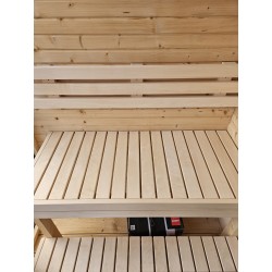 Saunabænke i II-form med forhøjning til fødderne og rillede terrassebrædder på gulvet