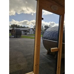 Udendørs kubesauna 160 cm i sort finish med hel glasfront i bronzetonet hærdet glas